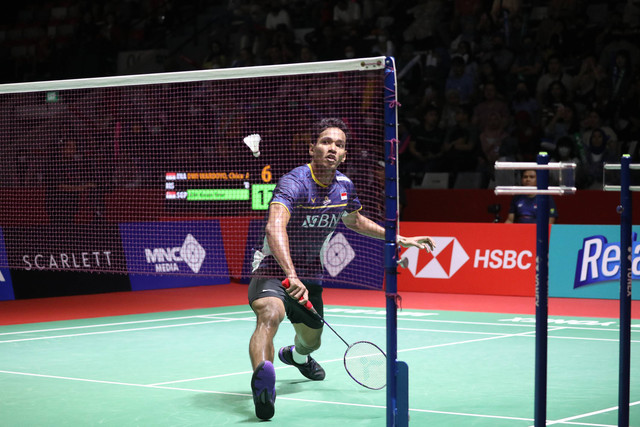 Tunggal putra Indonesia Chico Aura Dwi Wardoyo saat melawan tunggal putra Singapura Loh Kean Yew di Indonesia Open 2023 di Istora Senayan, Jakarta, Rabu (14/6/2023). Foto: Aditia Noviansyah/kumparan