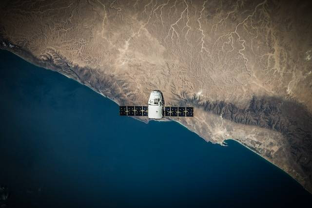 Ilustrasi jelaskan macam-macam satelit yang ada saat ini, sumber foto: SpaceX/Unsplash.com