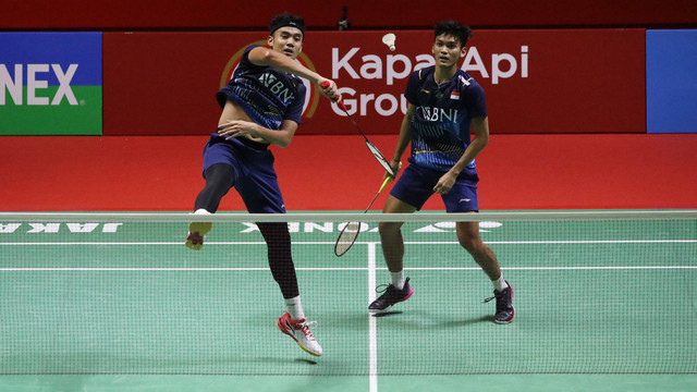 Pebulu tangkis ganda Indonesia, Muhammad Shohibul Fikri dan Bagas Maulana melawan Pebulu tangkis ganda Malaysia, Aaron Chia dan Soh Wooi Yik di turnamen Indonesia Open 2023 di Istora Senayan, Jakarta, Rabu (14/6/2023). Foto: Aditia Noviansyah/kumparan