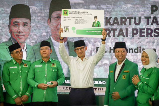 Plt Ketua Umum Partai Persatuan Pembangunan (PPP) Muhammad Mardiyono menyerahkan kartu tanda anggota partai kepada Menparekraf Sandiaga Uno di DPP PPP, Jakarta, Rabu (14/6/2023).
 Foto: Jamal Ramadhan/kumparan