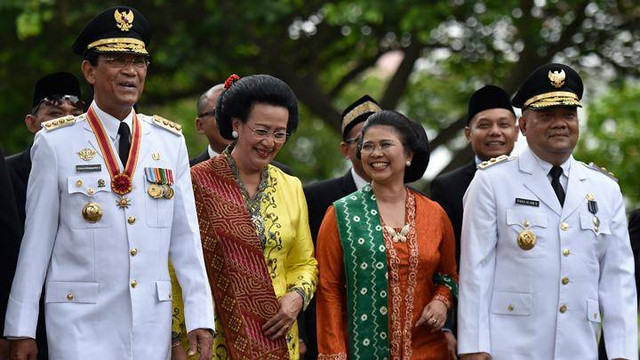 Gubernur Daerah Istimewa Yogyakarta Sri Sultan Hamengku Buwono X (kiri) didampingi istri GKR Hemas (kedua kiri) dan Sri Paduka Paku Alam X (kanan) didampingi istri meninggalkan Kompleks Istana Kepresidenan usai pelantikan di Jakarta. Foto: ANTARA