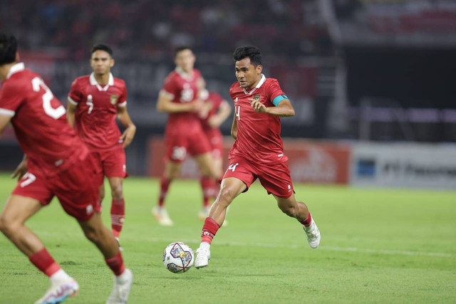 Asnawi Mangkualam menggiring bola saat melawan Palestina di Stadion Gelora Bung Tomo, Surabaya, Rabu (14/6).  Foto: Dok: PSSI