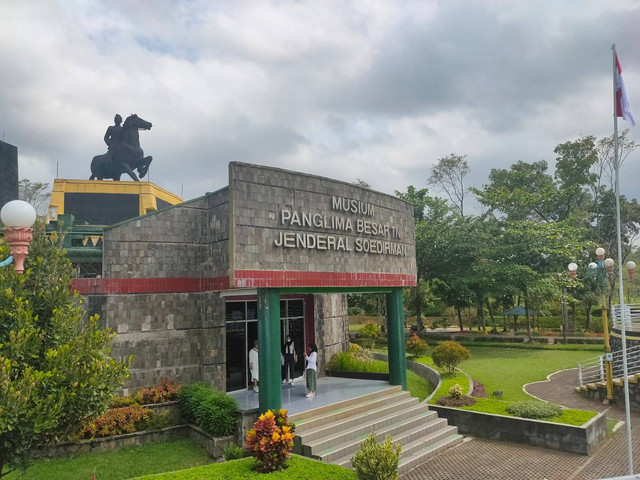 Pintu depan Museum Jenderal Soedirman Purwokerto | sumber : dok.pribadi