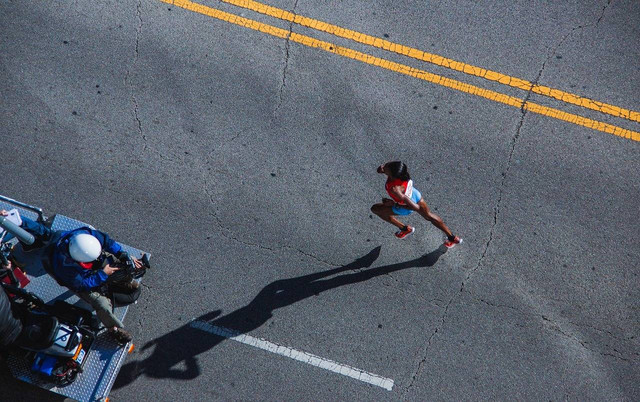 Ilustrasi Sikap Badan ketika akan Melakukan Langkah ke Depan pada Jalan Cepat. (Foto: Pexels by https://pixabay.com/id/)