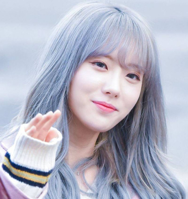 Bintang K-Pop Luda dari WJSN, dengan rambut abu-abunya. Foto: Istimewa