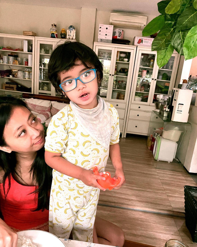 Asri Welas dan anak keduanya. Foto: Instagram/@ibran_gibran