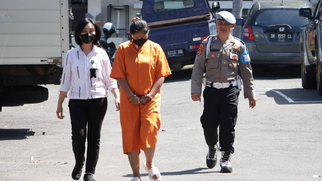 Pelaku TPPO, Kadek Astini (33), dibawa polisi di Bali. Foto: Polres Klungkung