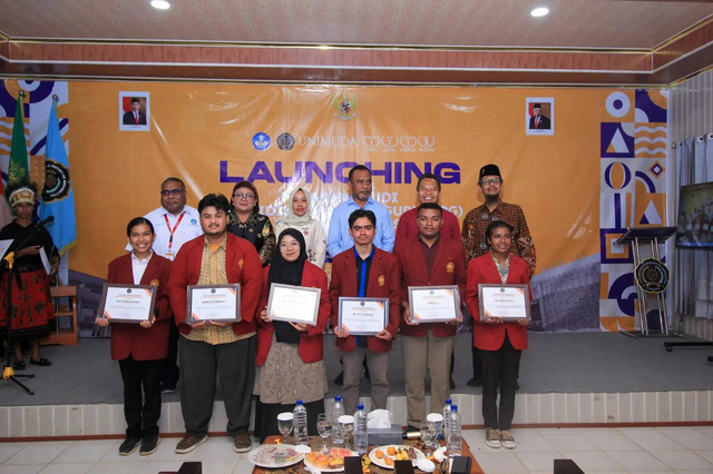 Penghargaan kepada Mahasiswa Berprestasi di Acara Launching PPG UNIMUDA Sorong