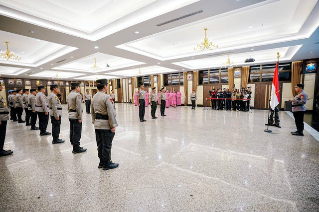 Kapolri Jenderal Listyo Sigit Prabowo memimpin upacara kenaikan pangkat 11 pati Polri di Gedung Rupatama Mabes Polri.
 Foto: Dok. Istimewa