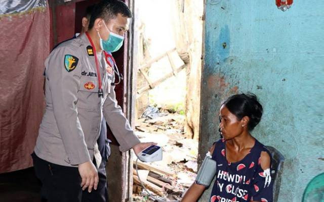 Pengobatan gratis yang digelar Polresta Manado dengan mendatangi langsung rumah warga. (foto: istimewa)