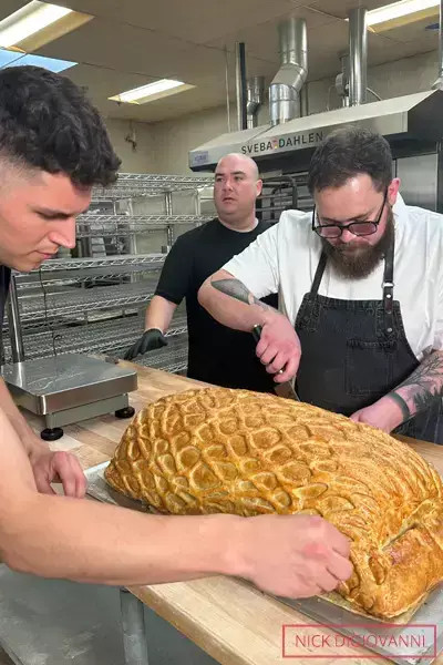 Chef Nick DiGiovanni dibantu oleh Gordon Ramsay berhasil pecahkan rekor membuat beef wellington terbesar di dunia (10/6/2023). Foto: Guinness World Records