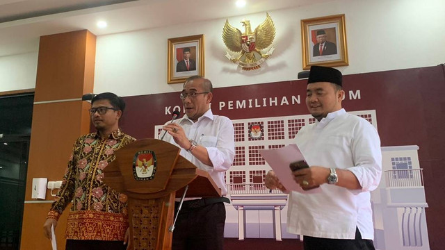 Konferensi pers terkait tanggapan putusan MK soal sistem Pemilu oleh Ketua KPU, Hasyim Asyari bersama Anggota KPU Mochamad Afifuddin (kanan) dan Idham Holik (kiri) di gedung KPU, Jakarta, Kamis (15/6). Foto: Luthfi Humam/kumparan