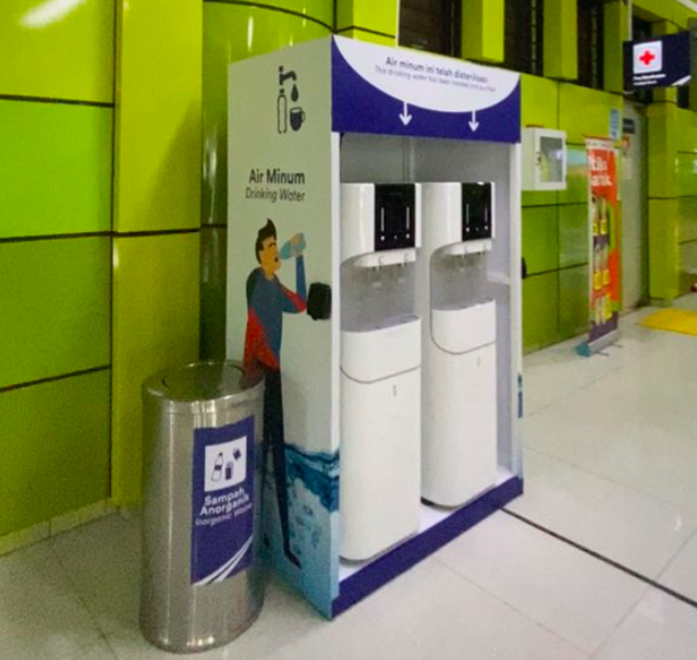 Fasilitas pengisian ulang air minum atau water station di Stasiun Gambir. Foto: Istimewa