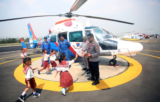 Siswa sekolah menghampiri Polisi dan petugas pameran Heli Expo Asia 2023 di Cengkareng Heliport Bandara Soekarno Hatta, Tangerang, Banten, Kamis (15/6/2023).  Foto: Muhammad Iqbal/ANTARA FOTO