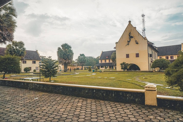 Foto Benteng Fort Rotterdam (sumber :https://www.shutterstock.com/id/image-photo/fort-rotterdam-indonesia-november-9-2019-2003581826)