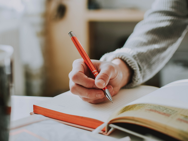 Ilustrasi langkah pertama yang perlu dilakukan dalam menyusun asesmen. Sumber: unsplash.com/Lilartsy