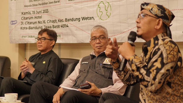 Sekretaris Dinas Pendidikan Pemprov Jabar Yesa Sarwedi Hamiseno (kiri) dan Wakil Ketua Komisi V DPRD Jabar Abdul Hadi Sijaya (tengah) pada Kamis (15/6).  Foto: Rachmadi Rasyad/kumparan