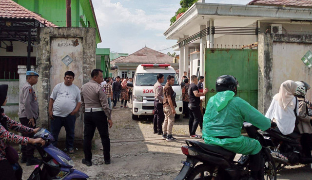 Sejumlah petugas kepolisian berjaga di sekitar lokasi rumah sakit saat jenazah korban akan dievakuasi. (ist)
