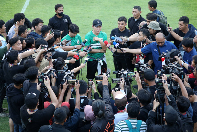 Pelatih Timnas Indonesia, Shin Tae Yong memberikan penjelasan kepada wartawan usai memimpin latihan jelang laga FIFA Matchday di Lapangan A, Senayan, Jakarta, Kamis (15/6/2023). Foto: Aditia Noviansyah/kumparan