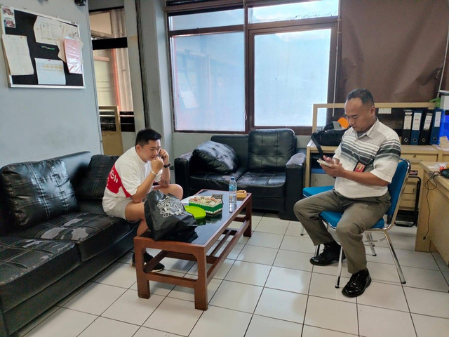 PPNS Otoritas Bandara Wilayah IV saat memeriksa RY, penumpang yang bercanda tentang bom di pesawat. Foto: Dok. Istimewa