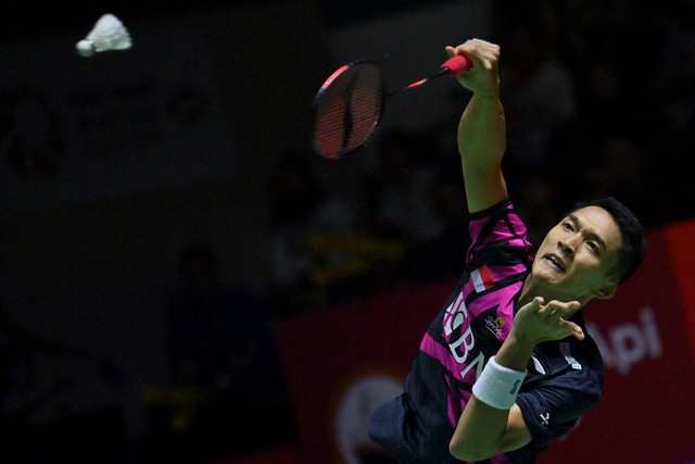Pebulu tangkis tunggal putra Indonesia Jonatan Christie mengembalikan kok ke arah lawannya tunggal putra Prancis Toma Junior Popov dalam babak 16 besar turnamen Indonesia Open 2023 di Istora Senayan, Jakarta, Kamis (15/6/2023). Foto: M Risyal Hidayat/Antara Foto