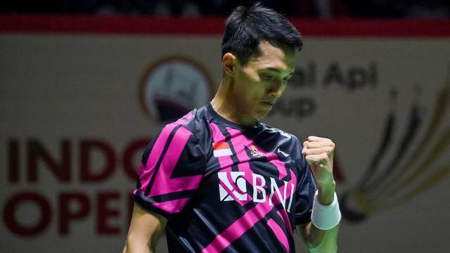 Ekspresi pebulu tangkis tunggal putra Indonesia Jonatan Christie saat melawan tunggal putra Prancis Toma Junior Popov dalam babak 16 besar turnamen Indonesia Open 2023 di Istora Senayan, Jakarta, Kamis (15/6/2023). Foto: M Risyal Hidayat/Antara Foto