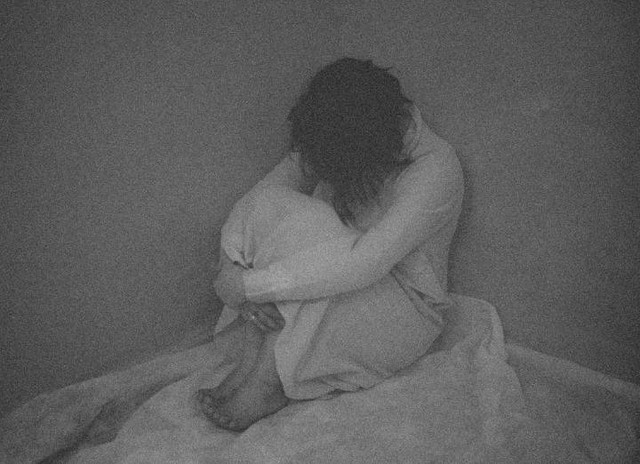 ilustrasi orang yang mengurung diri di dalam kamar, foto : pexels.com