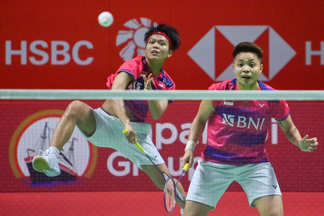 Pebulu tangkis ganda putri Indonesia Siti Fadia Silva Ramadhanti (kiri) dan Apriyani Rahayu (kanan) mengembalikan kok ke arah lawannya ganda putri Kanada Catherine Choi dan Josephine Wu dalam babak 16 besar turnamen Indonesia Open 2023. Foto: M Risyal Hidayat/Antara Foto