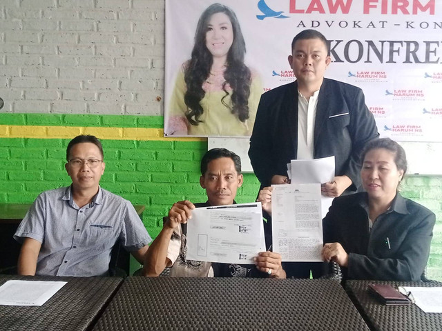 Wahidin didampingi tim kuasa hukum menunjukkan barang bukti laporan Polisi dan bukti transaksi uang. Foto : Tarjoni