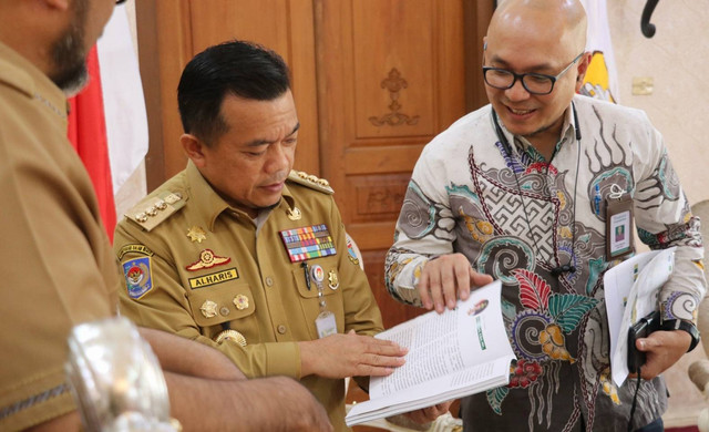 Gubernur Jambi, Al Haris mendukung peluncuran video dan buku Story of Change Program Pintar di Jambi. Foto: Ist