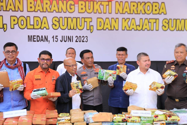Polda Sumut gelar pemusnahan sabu, ganja, dan ekstasi bersama Komisi III DPR RI dan Kejati Sumut pada Kamis (15/6/2023). Foto: Polda Sumut