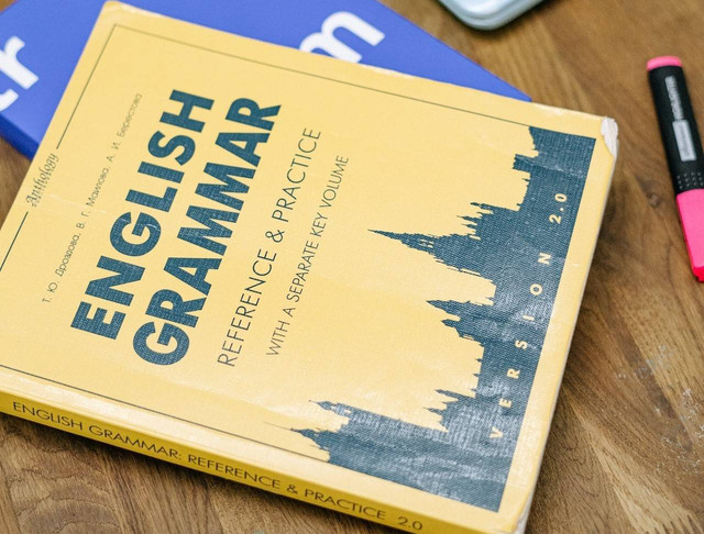 Ilustrasi contoh soal TOEIC reading dan grammar. Foto: Pexels/Ivan Samkov