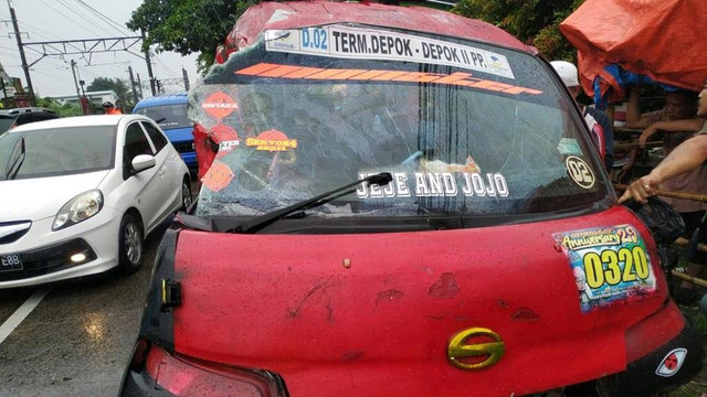 Kondisi angkot yang tertabrak KRL di rute Citayem, Jumat (16/6/2023). Foto: Dok. Istimewa
