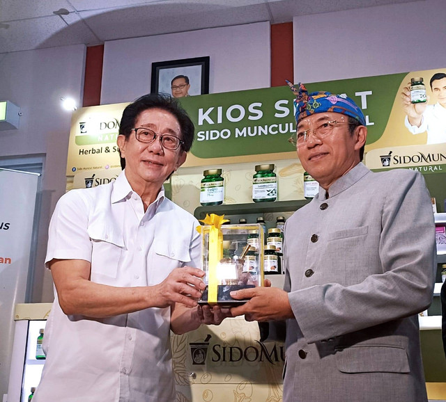 Direktur Sido Muncul Irwan Hidayat bersama Direktur RSUD Bali Mandara I Ketut Suarjaya. Foto: Denita/kumparan 