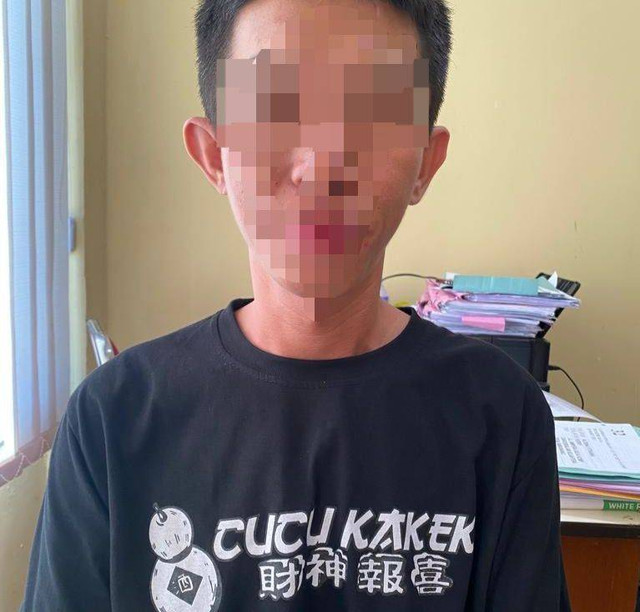 HH, sales di Kubu Raya yang menggelapkan uang perusahaannya hingga ratusan juta rupiah. Uang itu ia gunakan untuk main judi slot dan membayar utang pinjol. Foto: Dok Polres Kubu Raya