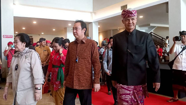 Presiden Indonesia kelima Megawati Soekarnoputri dan Gubernur Jawa Tengah Ganjar Pranowo menghadiri acara Temu Budaya Jawa-Bali di Prime Plaza Hotel Sanur Denpasar, Bali, Jumat (16/6/2023).  Foto: Denita BR Matondang/kumparan