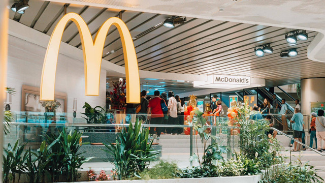 Gerai McDonald's di Terminal 2 Kedatangan Bandara Changi Singapura kembali dibuka. Foto: Facebook/Changi Airport