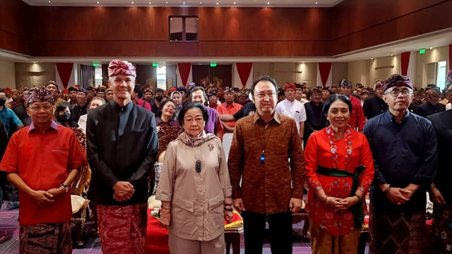 Gubernur Bali Wayan Koster, Gubernur Jawa Tengah Ganjar Pranowo, Ketum PDIP Megawati Soekarnoputri dan Ketua DPP PDIP Prananda Prabowo, dan Menteri PPA I Gusti Ayu Bintang Darmawati di Hotel Prime Plaza, Bali. Foto: Denita BR Matondang/kumparan