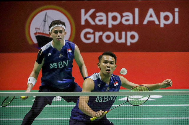 Ganda putra Indonesia Fajar Alfian dan Rian Ardianto saat melawan ganda putra India Satwiksairaj Rankireddy dan Chirag Shetty pada babak perempat final Indonesia Open 2023 di Istora Senayan, Jakarta, Jumat (16/6/2023). Foto: Jamal Ramadhan/kumparan