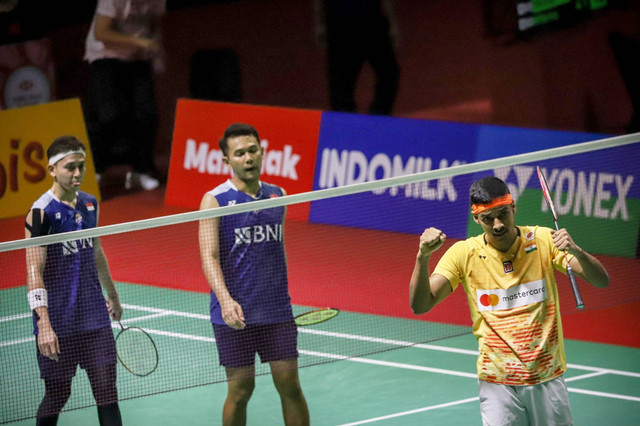 Ganda putra Indonesia Fajar Alfian dan Rian Ardianto saat melawan ganda putra India Satwiksairaj Rankireddy dan Chirag Shetty pada babak perempat final Indonesia Open 2023 di Istora Senayan, Jakarta, Jumat (16/6/2023).  Foto: Jamal Ramadhan/kumparan
