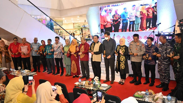 Gerakan Nasional (Gernas) Bangga Buatan Indonesia (BBI) secara resmi dibuka Gubernur Gorontalo, Ismail Pakaya. Jumat (16/6). Foto: Dok banthayo