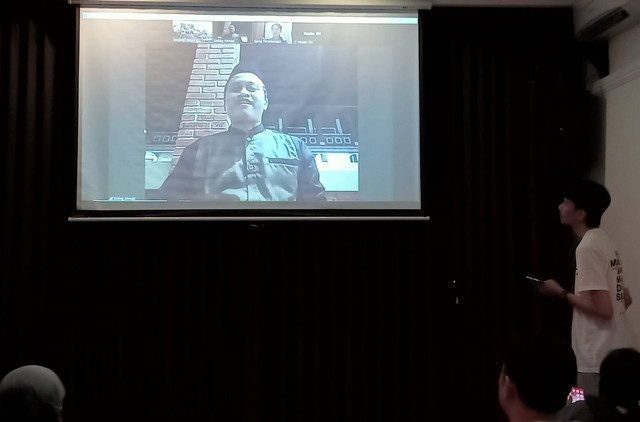 Ustaz Diding melalui zoom saat screening film Pesantren di Wisma Jerman Surabaya, Jumat (16/6) malam. Foto: Masruroh/Basra