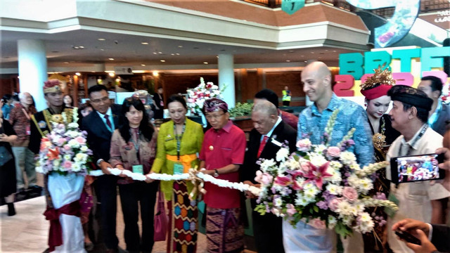 Gubernur Bali Wayan Koster saat membuka  Bali and Beyond Travel Fair (BBTF) yang  ke-9  di Nusa Dua, Bali, Jumat (16/6) - KAD