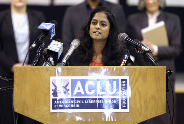 Pengacara Serikat Kebebasan Sipil Amerika Nusrat Choudhury berbicara pada konferensi pers di Milwaukee, Rabu, 22 Februari 2017. Foto: Mike De Sisti/Milwaukee Journal-Sentinel via AP