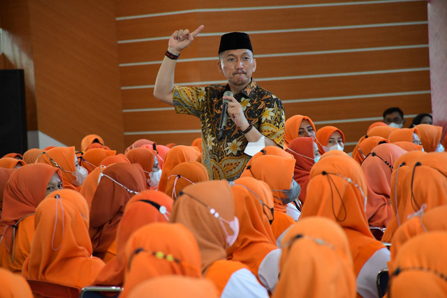 Penulis saat menjadi pembicara dihadapan kaum ibu. 