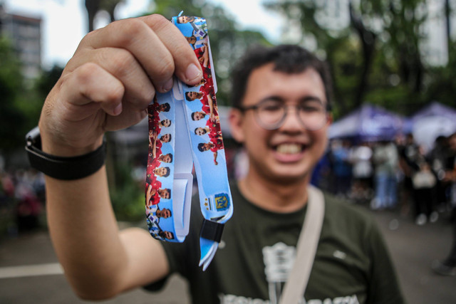 Calon penonton menunjukkan tiket pertandingan sepak bola Timnas Indonesia melawan Argentina di Jakarta, Sabtu (17/6/2023). Foto: Fauzan/ANTARA FOTO
