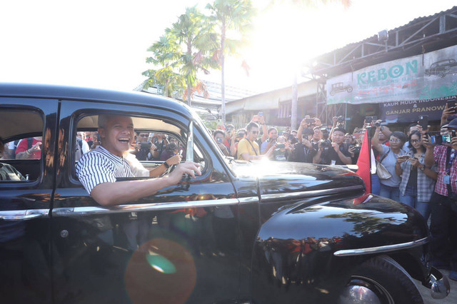 Ganjar Pranowo saat menumpangi mobil Plymouth De Luxe milik Ibu Fatmawati di Kebon Vintage Cars Bali Classic, Jalan Tegal Harum No 13, Denpasar, Sabtu (17/6/2023). Foto: Dok. Istimewa