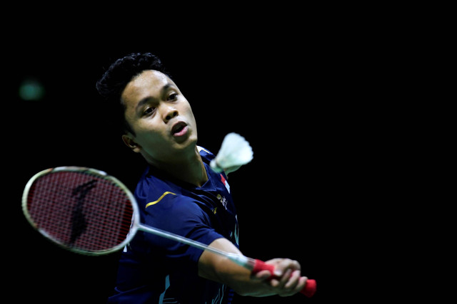 Tunggal putra Indonesia Anthony Sinisuka Ginting saat melawan tunggal putra China Li Shi Feng dalam babak semifinal Indonesia Open 2023 di Istora Senayan, Jakarta, Sabtu (17/6/2023). Foto: M Risyal Hidayat/ANTARA FOTO