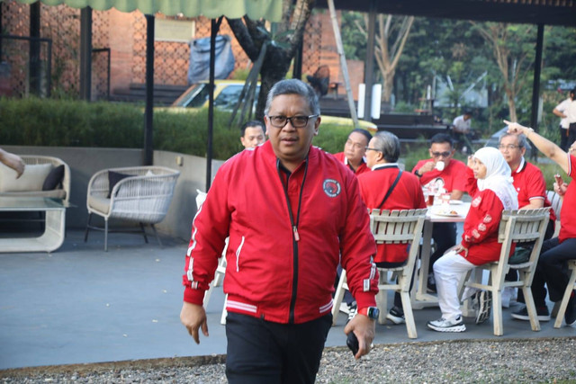 Sekjen Partai Demokrasi Indonesia Perjuangan (PDIP) Hasto Kristiyanto tiba di Pelataran Senayan lokasi pertemuan Puan Maharani bersama Ketua Umum Demokrat Agus Harimurti Yudhoyono (AHY). Foto: Aditia Noviansyah/kumparan