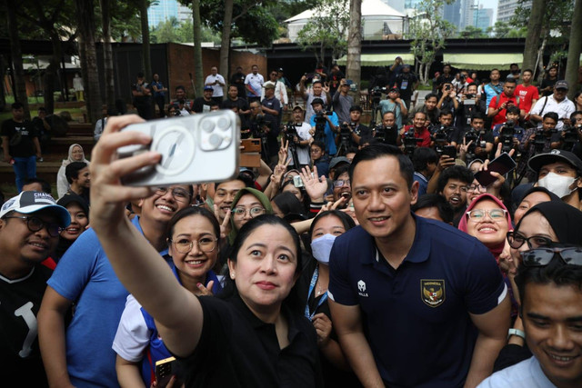 Ketua DPP PDIP Puan Maharani dan Ketum Partai Demokrat AHY melakukan foto selfie bersama setelah melakukan pertemuan di Hutan Kota GBK, Jakarta. Foto: Aditia Noviansyah/kumparan